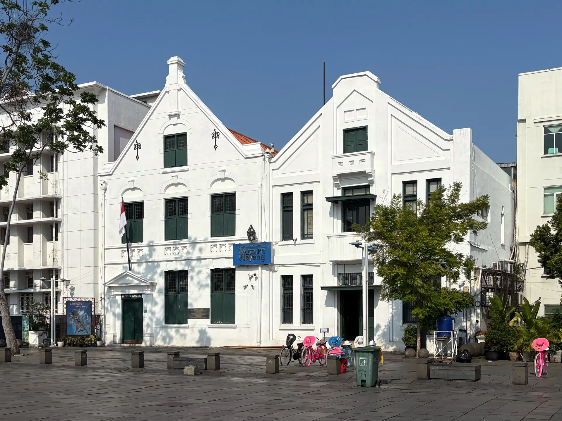 Gedung putih Museum Wayang bergaya Belanda dengan jendela hijau di Kota Tua Jakarta