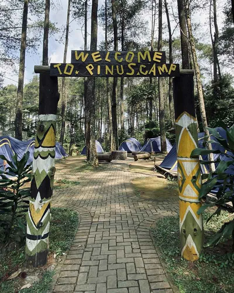Gerbang Pinus Camp dan deretan tenda dome biru di bawah pinus Grafika Cikole