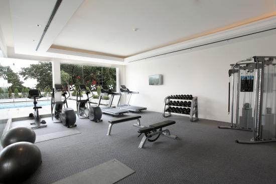 Gym hotel dengan treadmill dan alat latihan beban di Four Points by Sheraton, Bandung