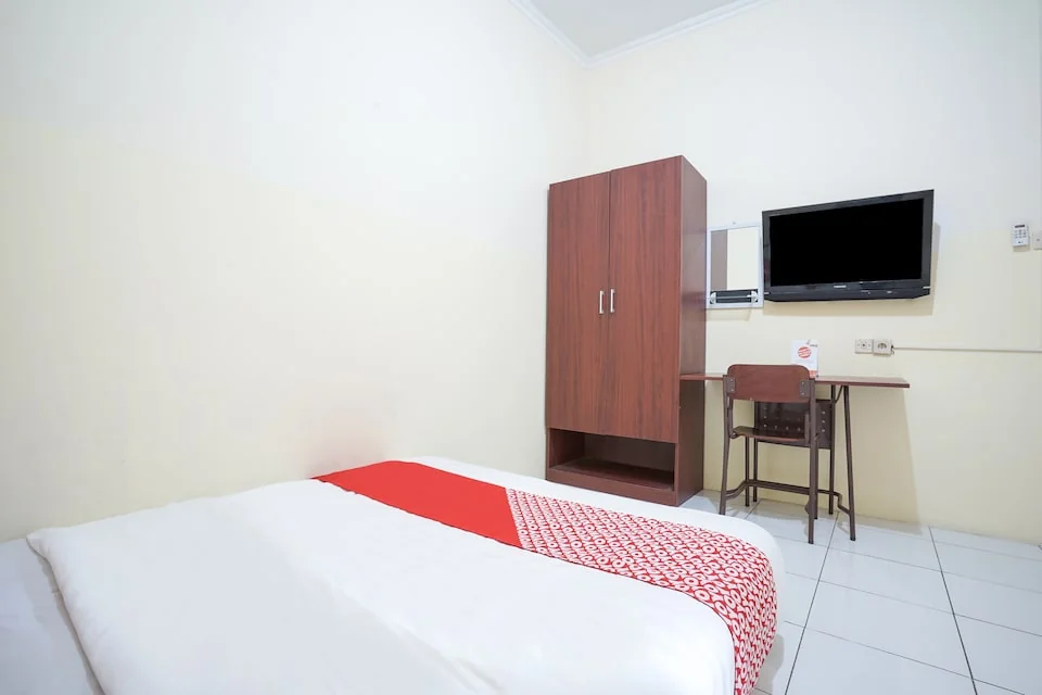Kamar double eks Maleo Kostel dengan lemari kayu dan TV