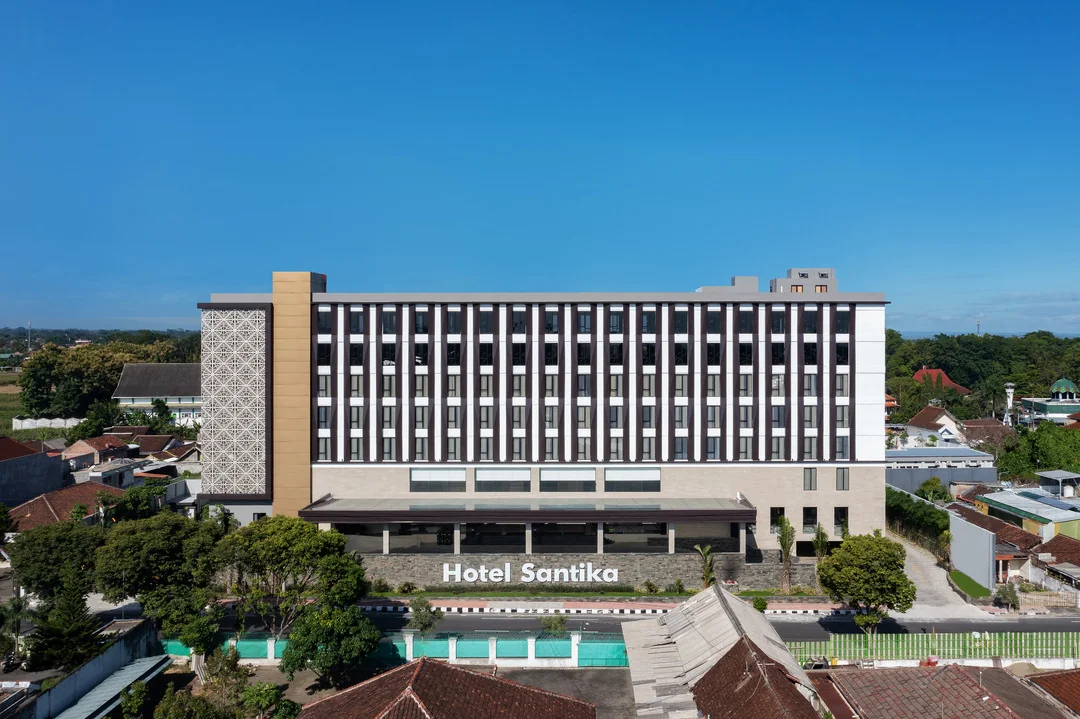 gedung Hotel Santika Blitar di Jalan Ir. Soekarno dilihat dari udara
