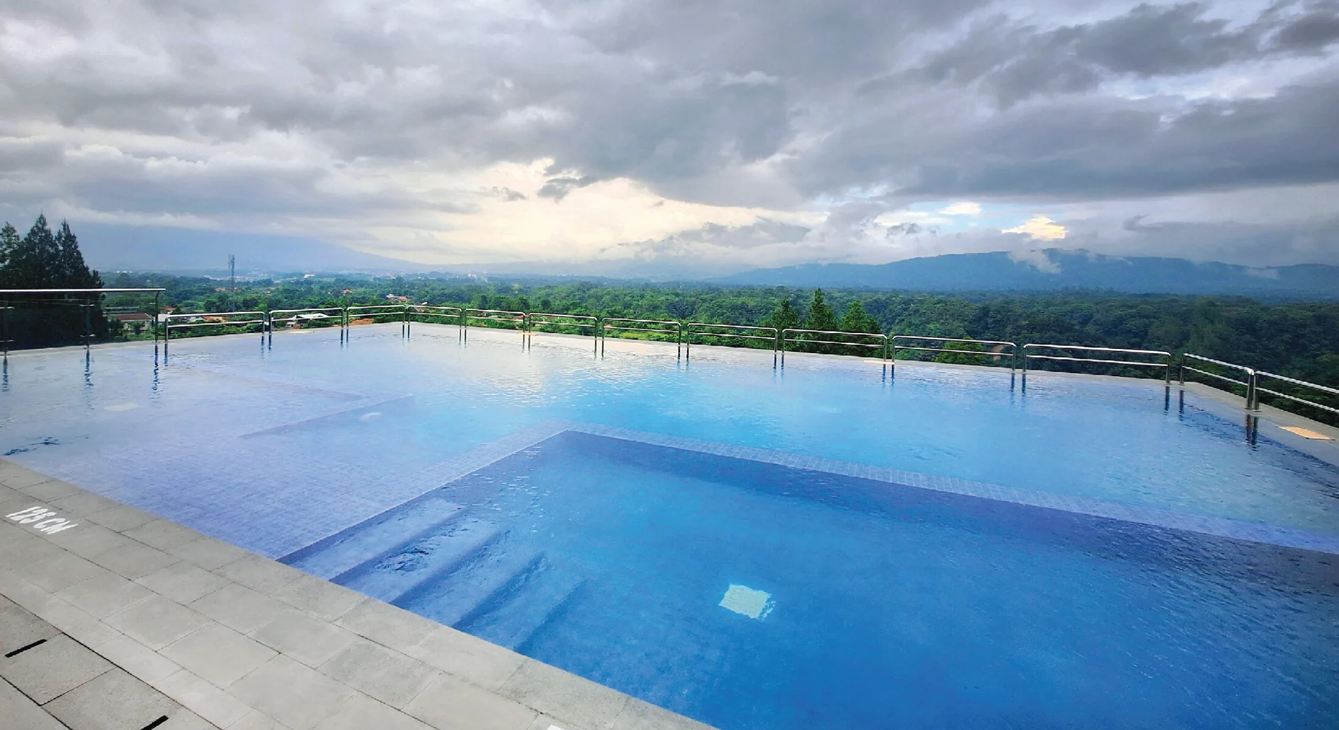 Kolam Renang Hotel Bukittinggi untuk Umum: Balcone Rp150 Ribu