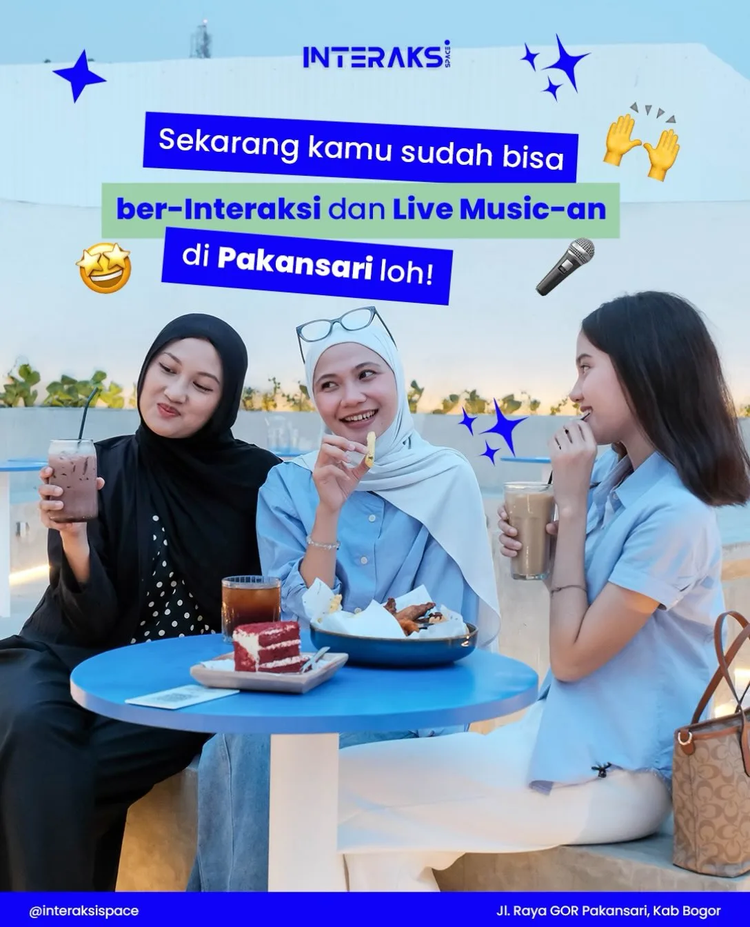 Tiga pengunjung bersantai di meja biru Interaksi Space dengan teks promo