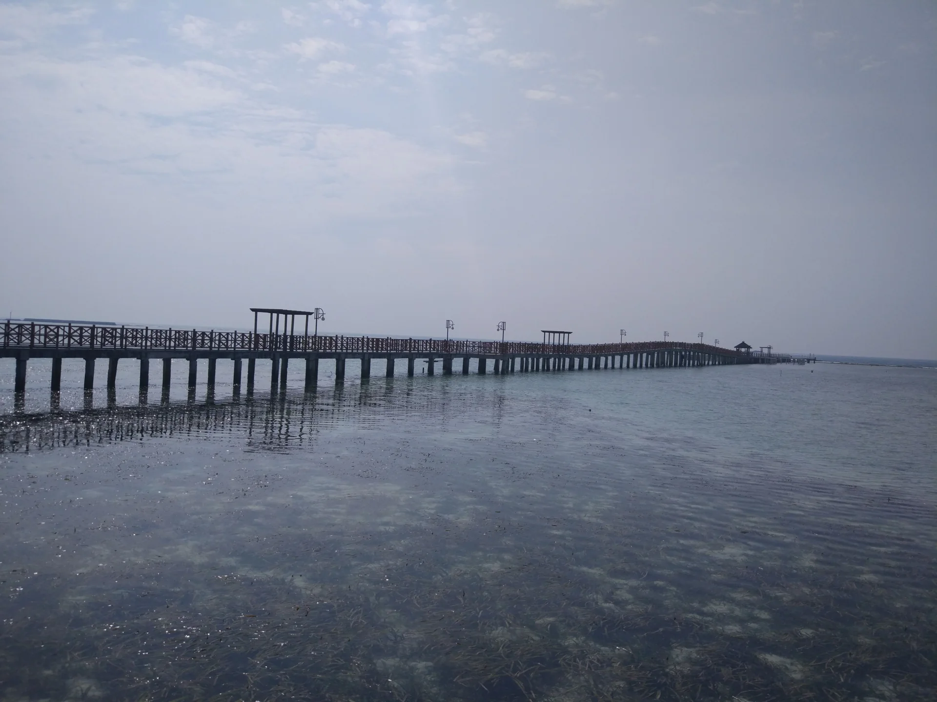 jembatan panjang jalur mangrove trekking Pulau Pramuka di atas perairan dangkal
