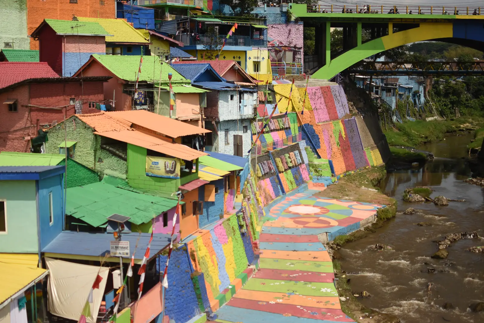 Rumah warna-warni di bantaran Sungai Brantas, Kampung Jodipan, Malang