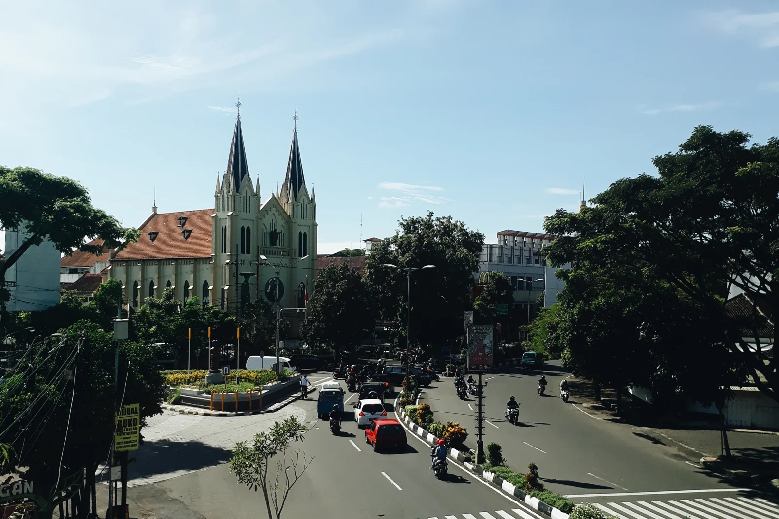 Jalan Basuki Rahmat Kayutangan dari atas dengan Gereja Katedral Hati Kudus Yesus bermenara kembar, Malang