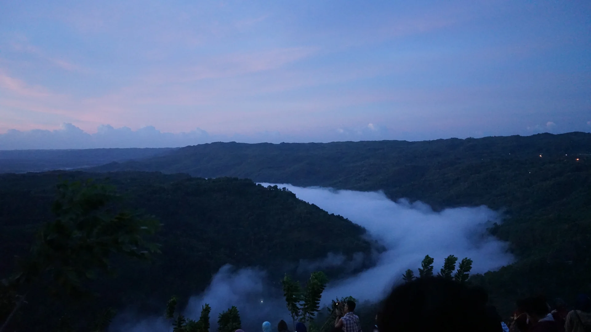 Kabut putih menyelimuti lembah Sungai Oya dilihat dari Kebun Buah Mangunan, rute itinerary Jogja 3 hari 2 malam