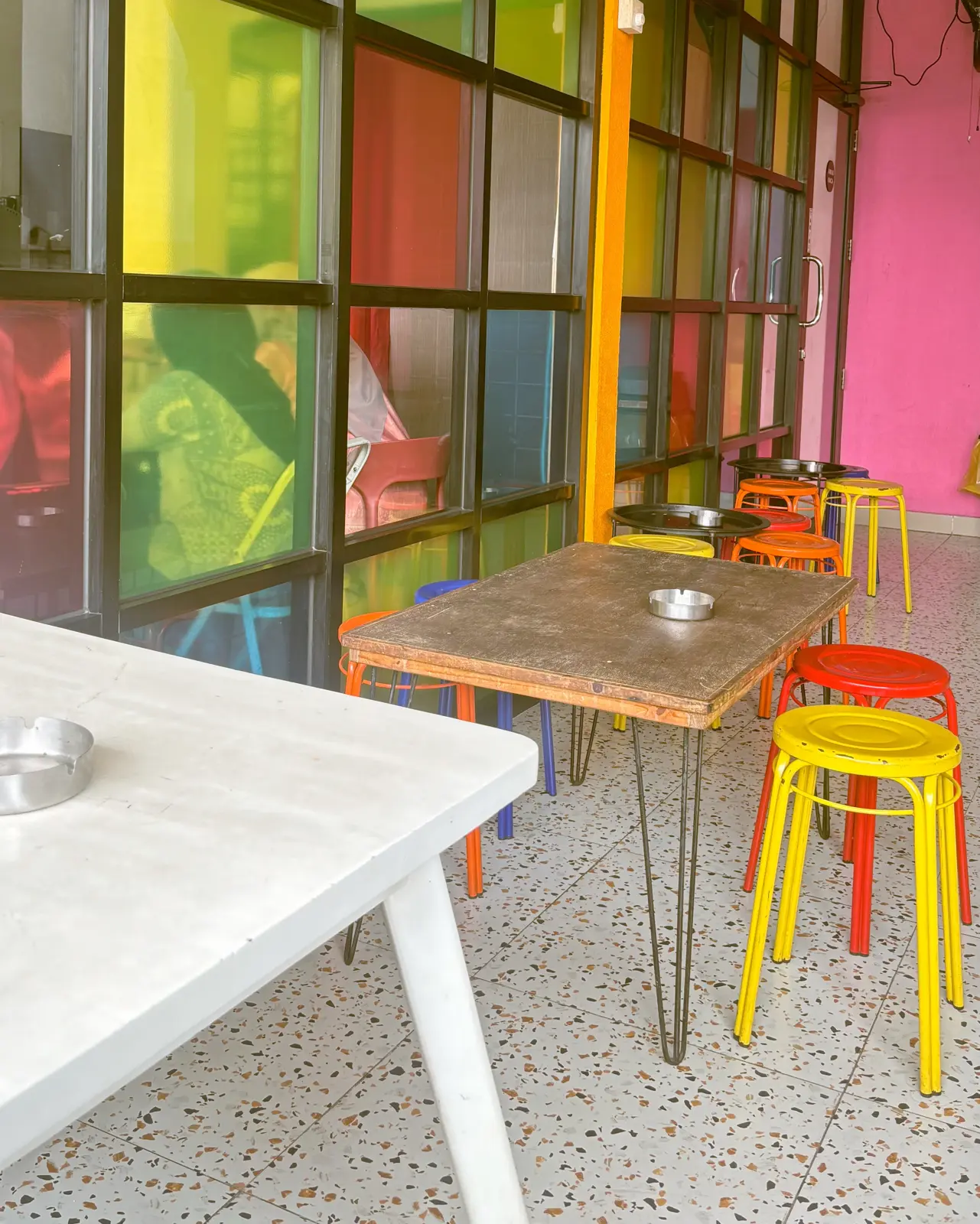 Area semi indoor Kedai Kopi Semangat dengan kursi warna-warni
