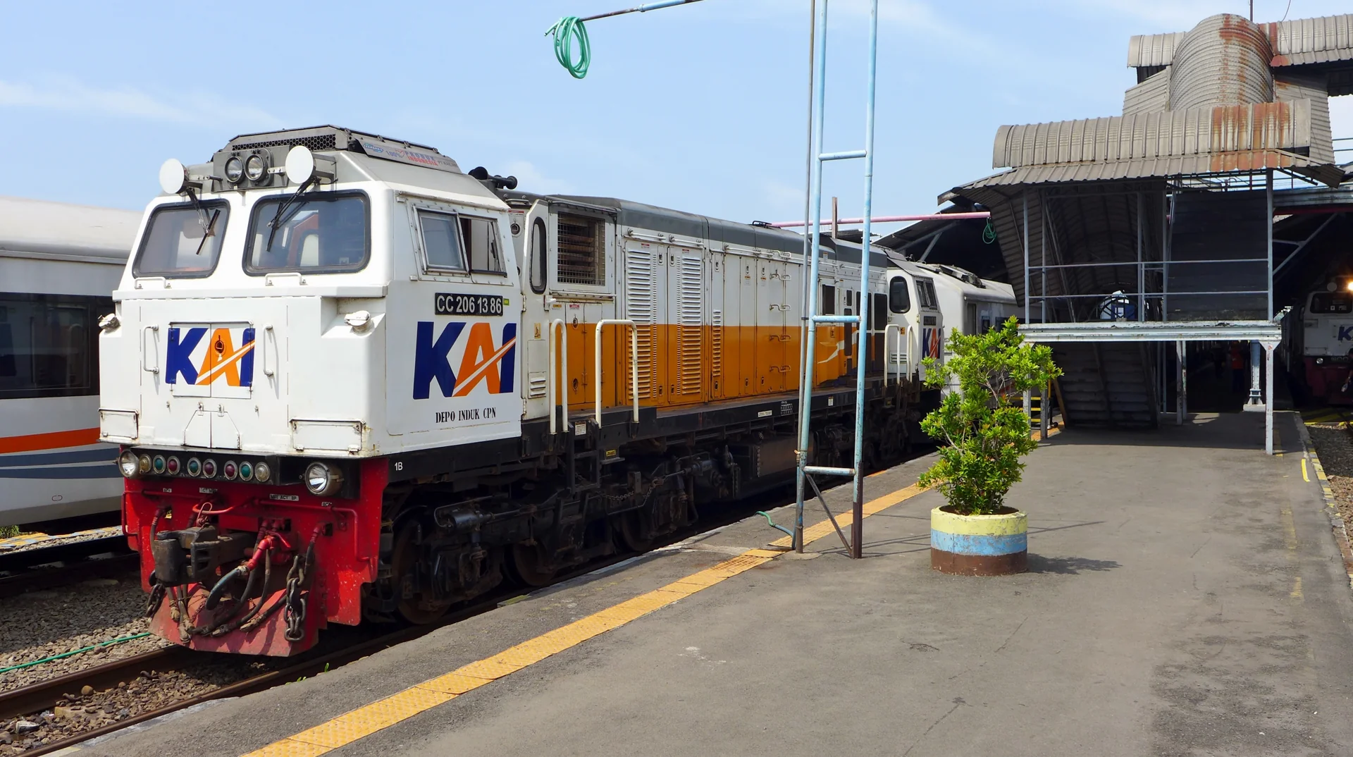 lokomotif KAI CC 206 menarik kereta jarak jauh di peron Stasiun Semarang Tawang