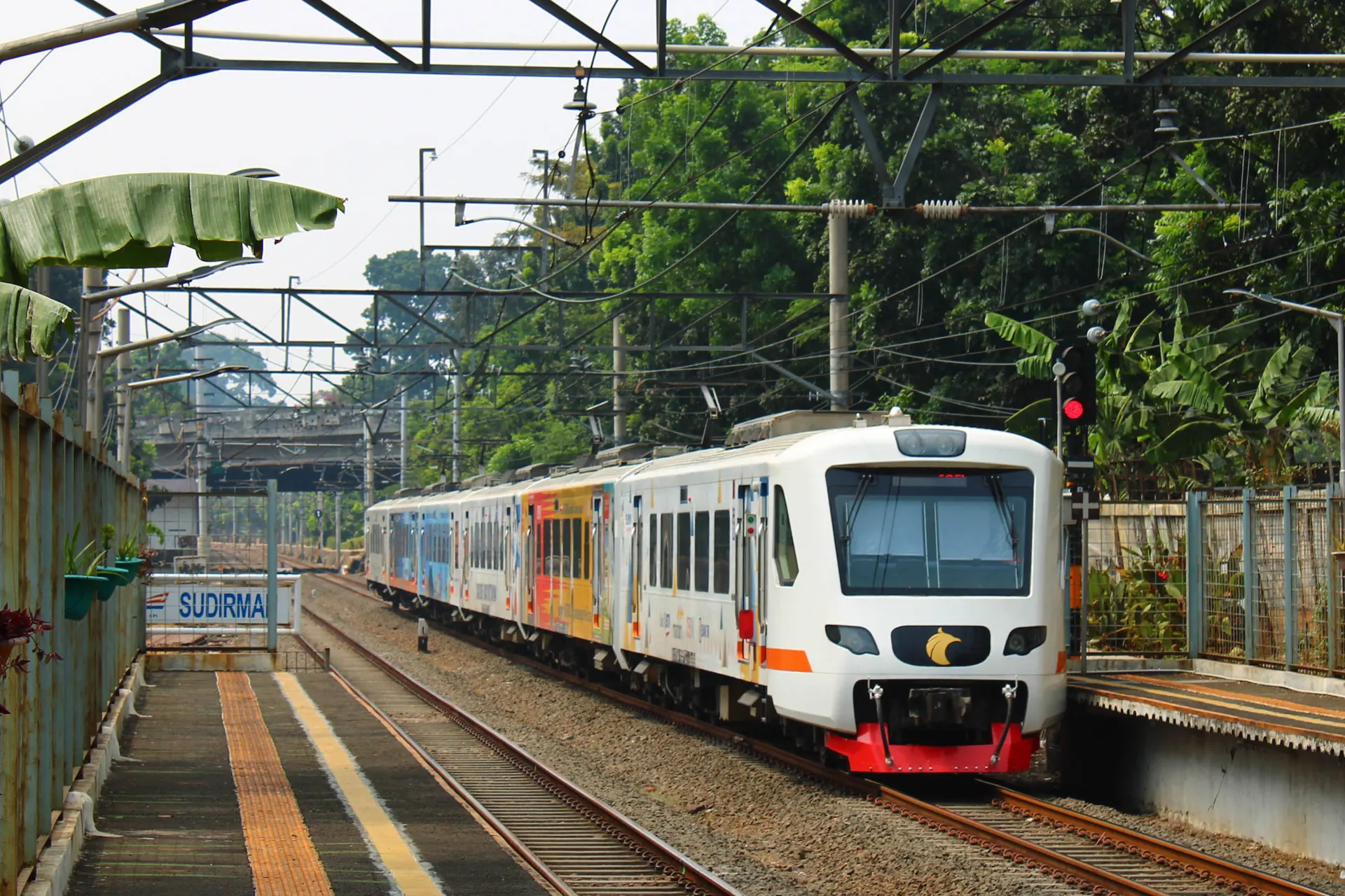 Kereta bandara Soekarno-Hatta melintas di Stasiun Sudirman Jakarta