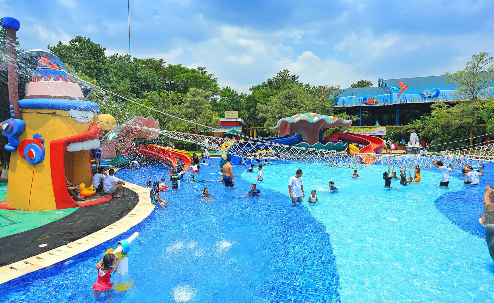 Area kolam anak Ocean Park BSD dengan seluncuran kecil