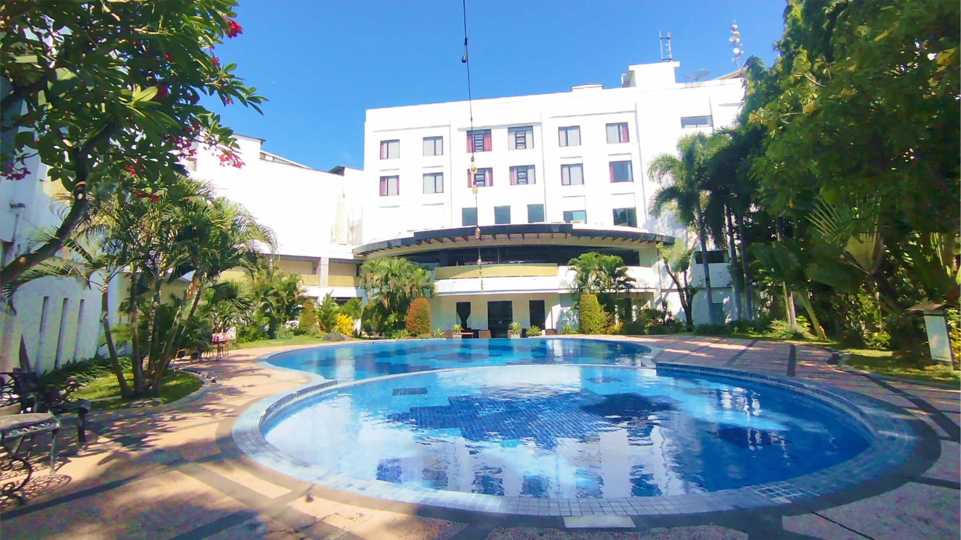 kolam renang bundar The Sun Hotel Sidoarjo di depan gedung hotel berlantai lima
