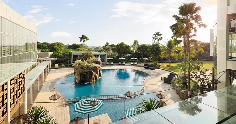 kolam laguna Emerald Pool Resinda Hotel Karawang dengan batu dan air terjun di tengah