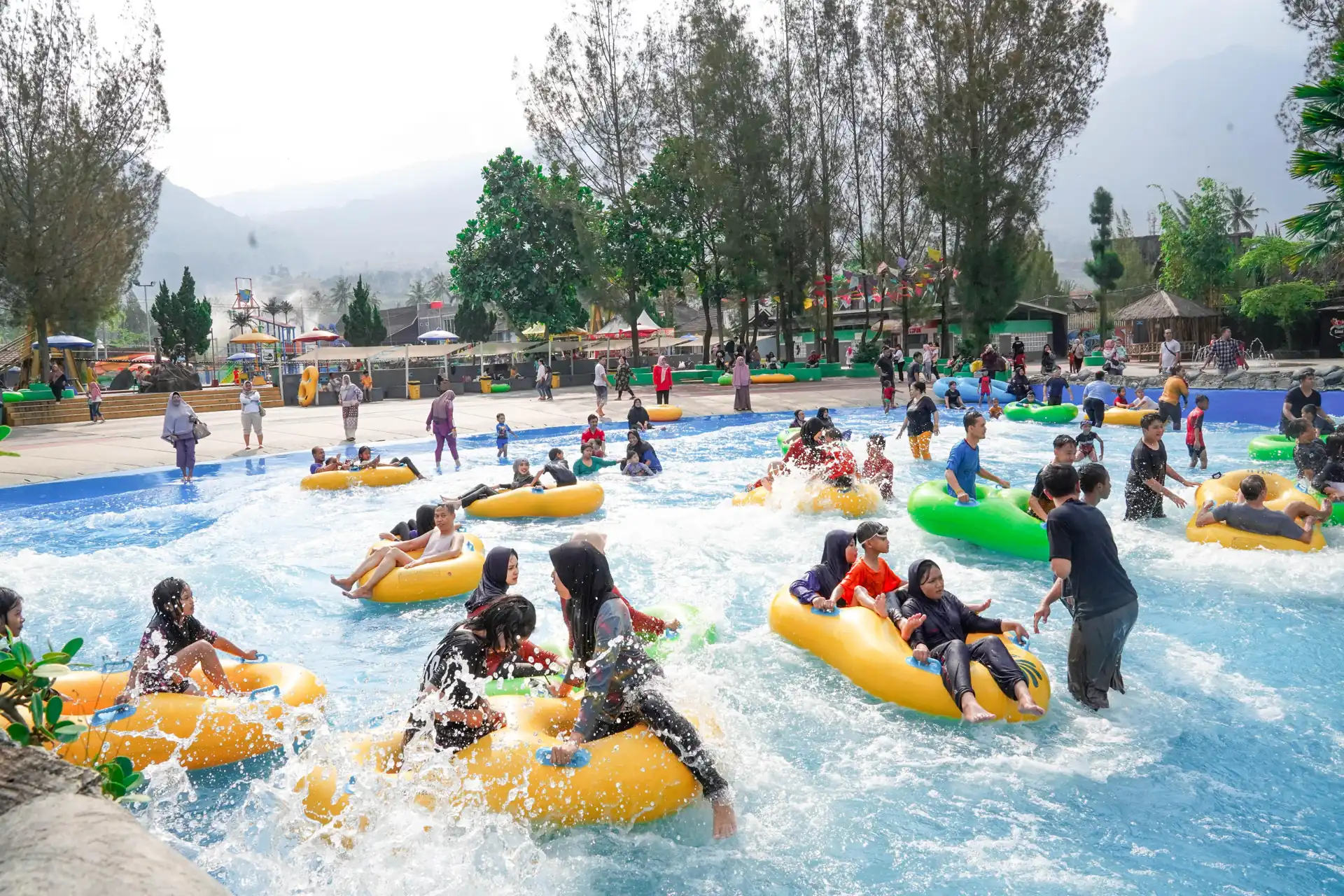 pengunjung bermain ban di kolam ombak Taman Air Sabda Alam Garut