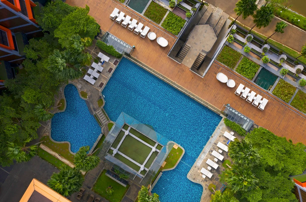 Kolam renang utama dan kolam anak Aston Sentul Lake dilihat dari atas