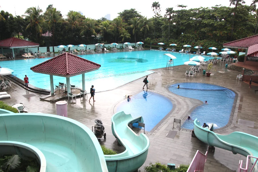 Kolam renang Damai Indah Golf BSD dengan kolam besar, dua kolam anak, dan seluncuran