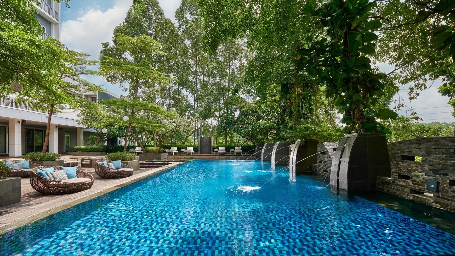 Kolam Renang Hotel Karawang untuk Umum: Jam dan Aturan 2026