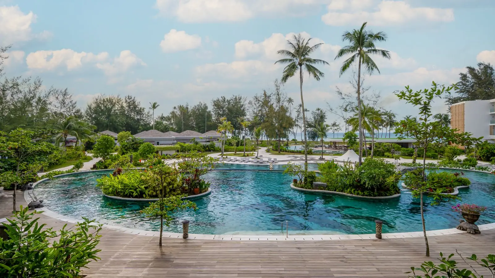kolam renang dengan pulau-pulau taman di tengahnya di Four Points by Sheraton Bintan, Lagoi Bay