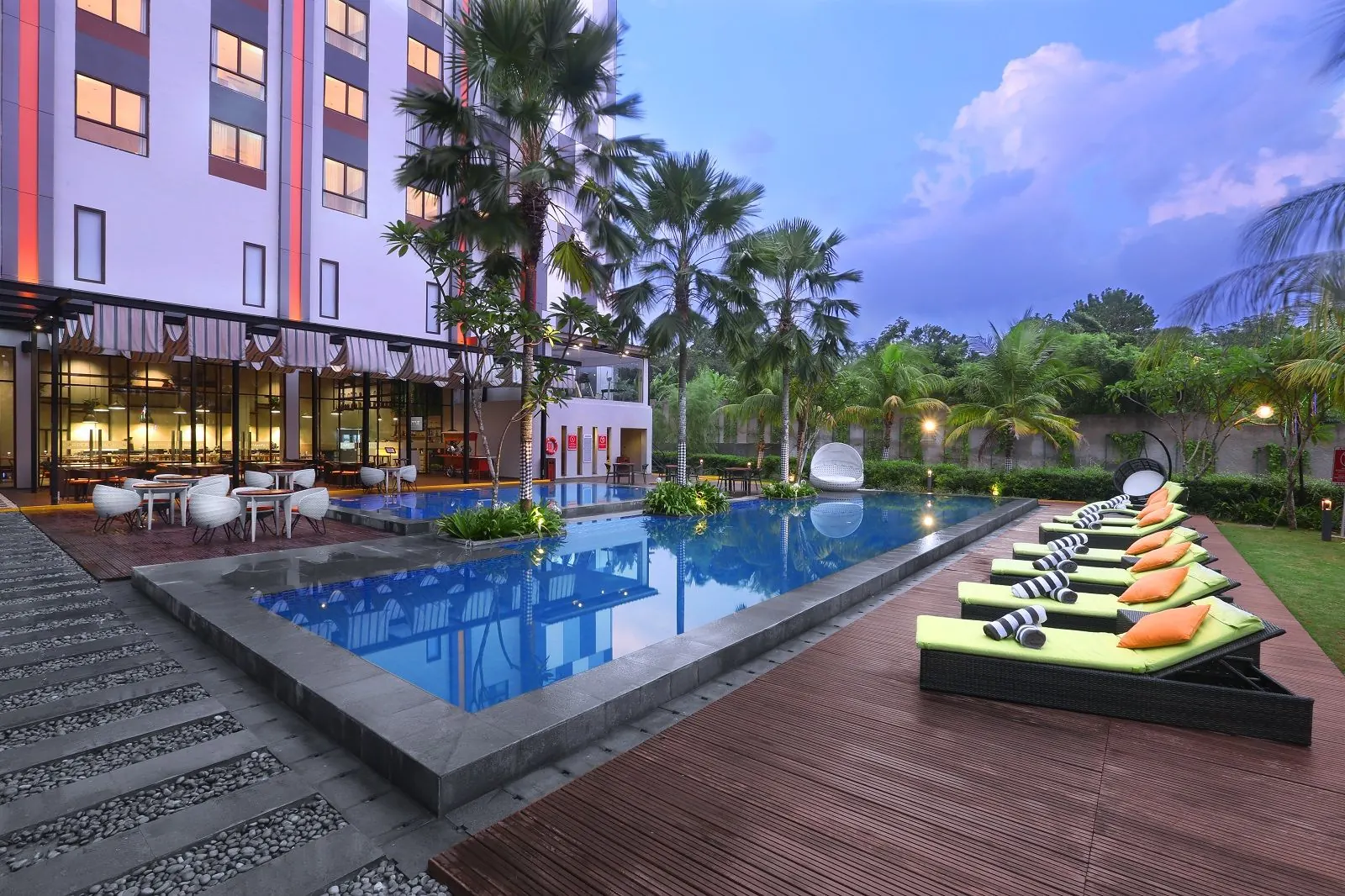 Kolam Renang Hotel Purwakarta: Bisakah Non-Tamu Berenang?