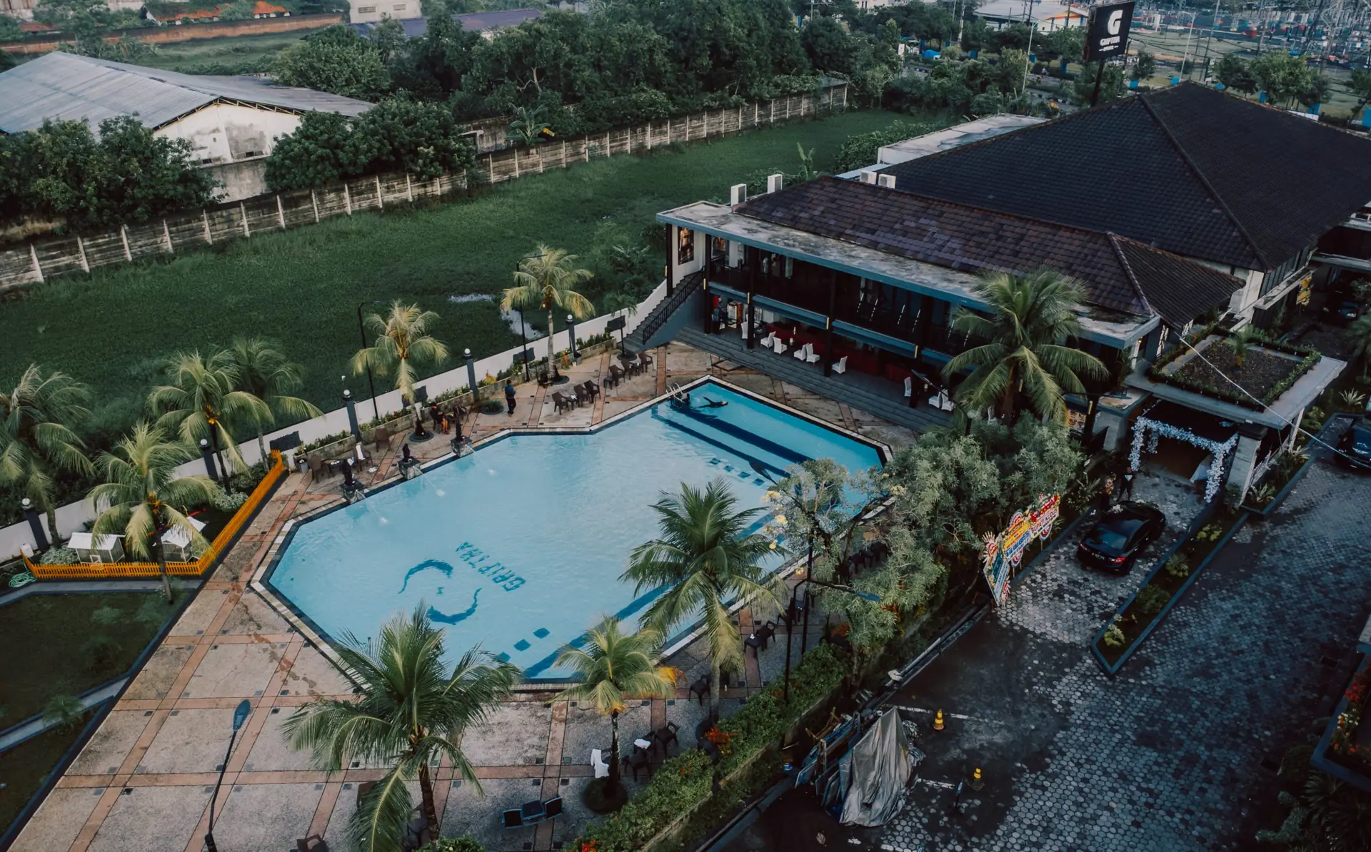 Kolam Renang Hotel Kudus: Tiket Weekday vs Weekend 2026