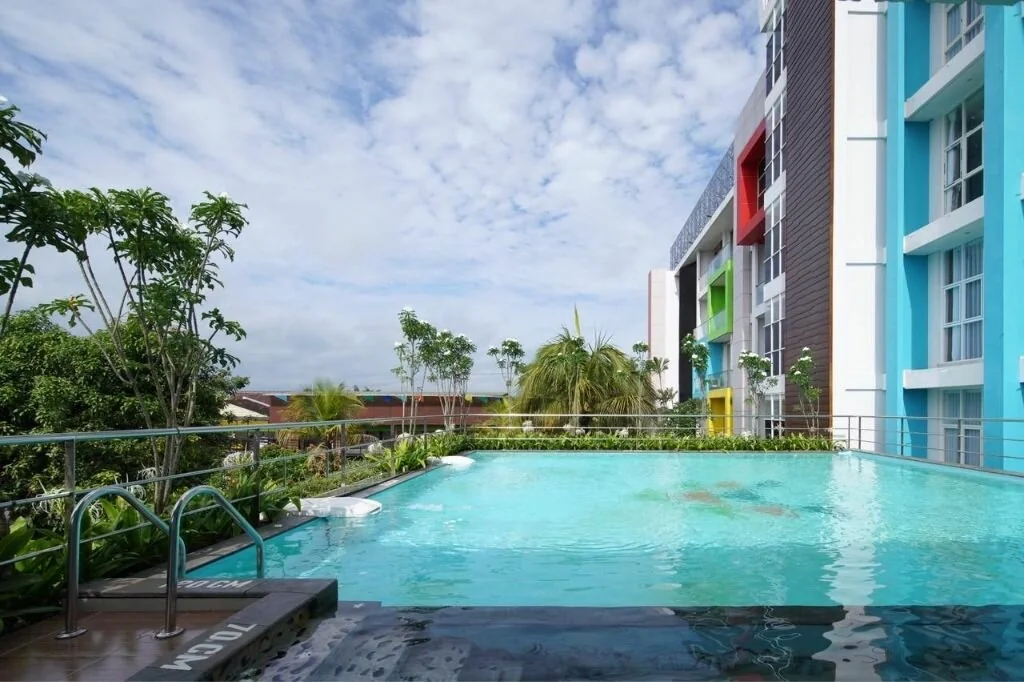 kolam renang Hotel Puri Perdana Blitar di lantai atas dengan penanda kedalaman 70 cm
