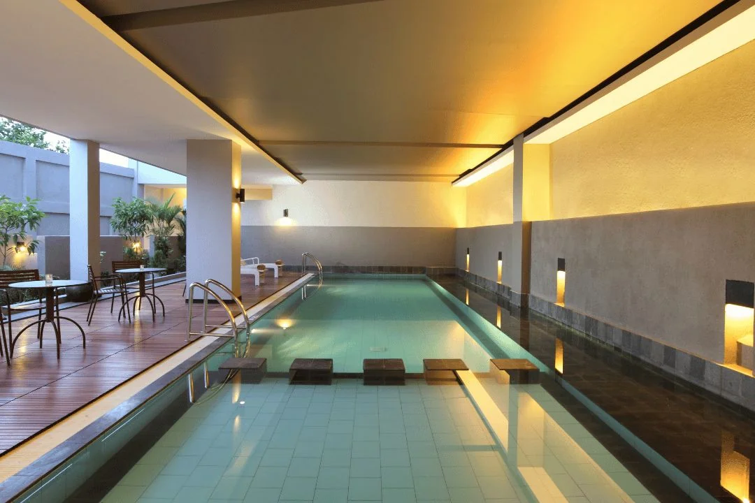 Kolam renang indoor memanjang di Hotel Santika Bengkulu