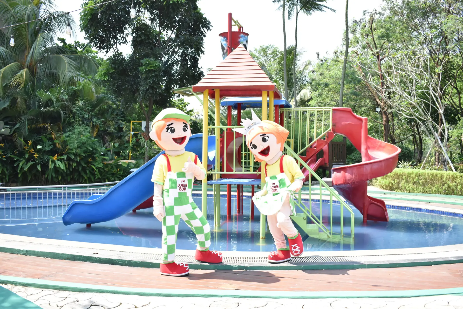 Kolam anak dengan perosotan dan maskot Lorin di Lorin Sentul Hotel