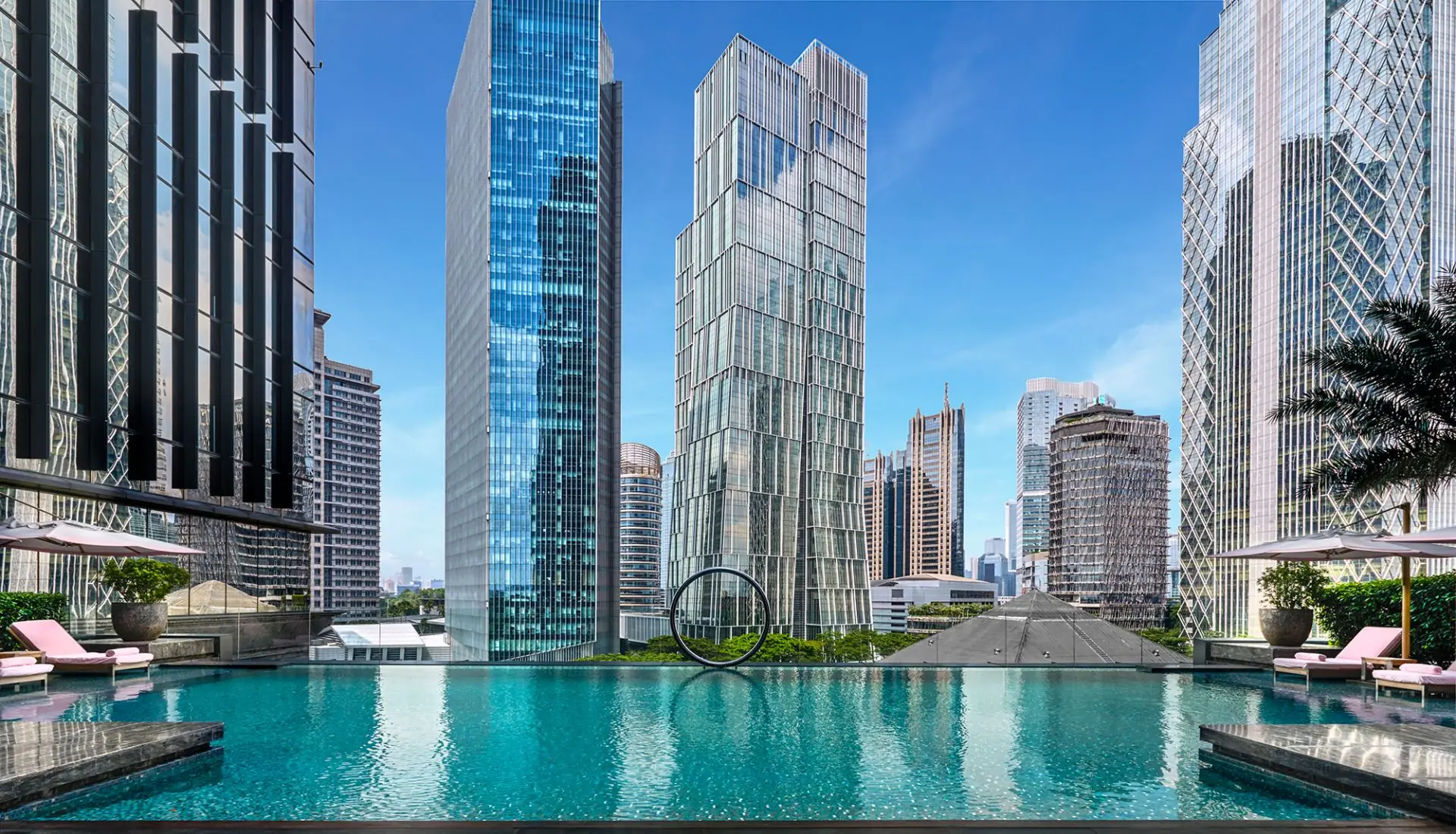 Kolam renang outdoor The Langham Jakarta dikelilingi gedung pencakar langit SCBD