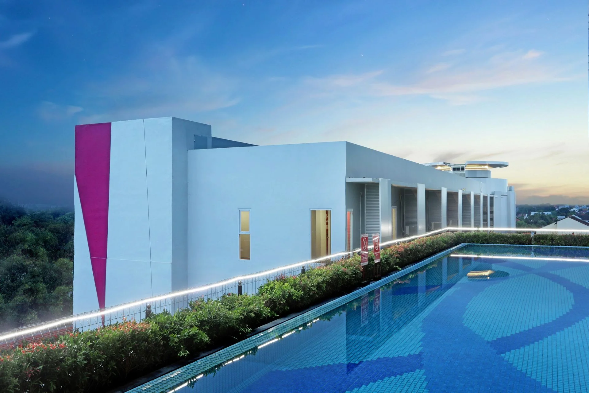kolam renang atap lantai 6 di samping gedung putih favehotel Madiun saat senja