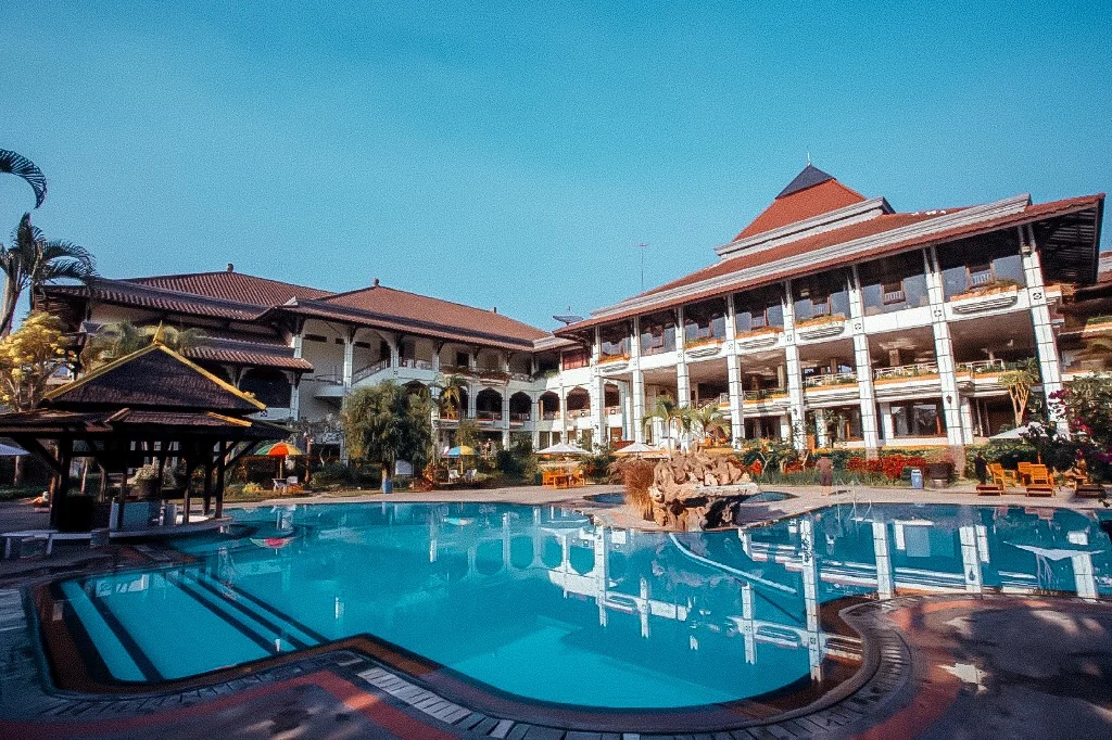 kolam renang Royal Orchids Garden Hotel Batu di depan gedung hotel bergaya joglo