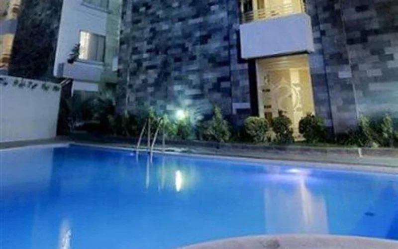 Kolam renang Sutan Raja Hotel Palu di samping gedung hotel