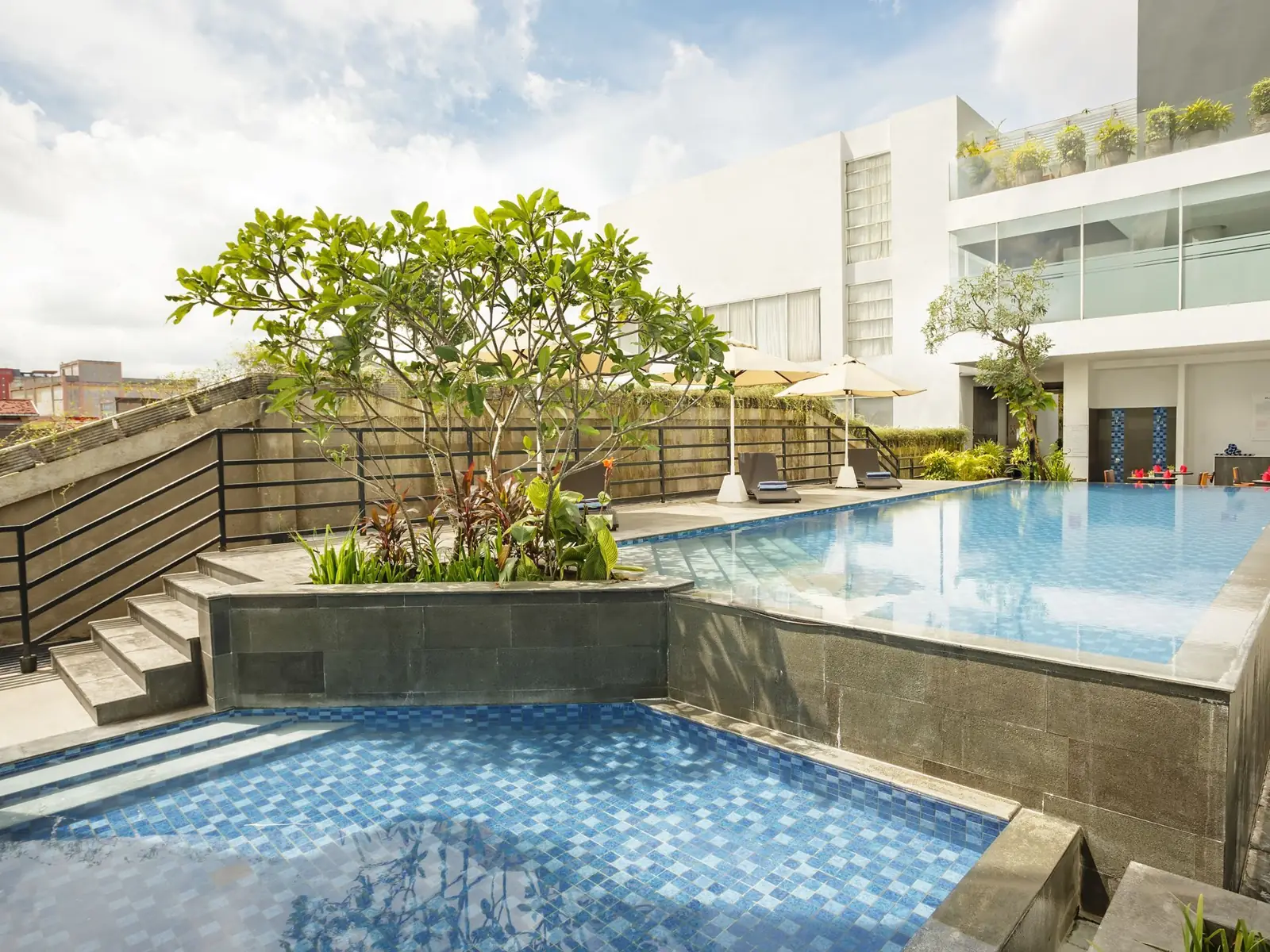 kolam renang outdoor Swiss-Belhotel Jambi di samping gedung hotel