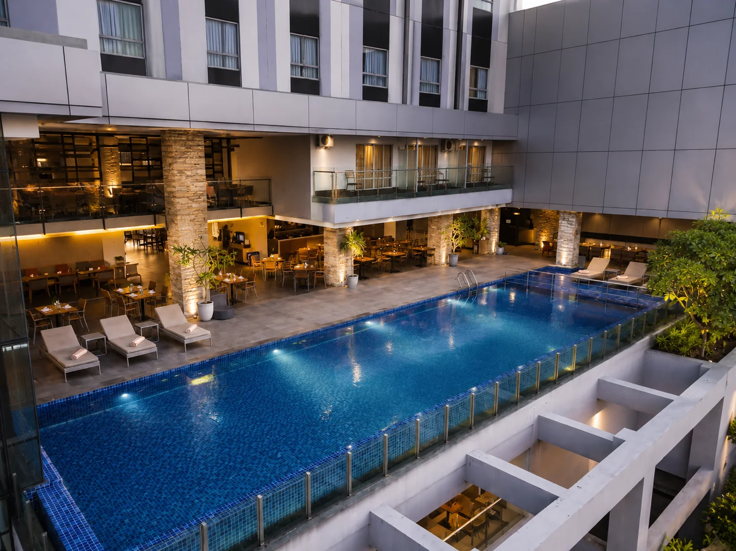 kolam renang outdoor Swiss-Belhotel Karawang di lantai 3 bersebelahan dengan restoran