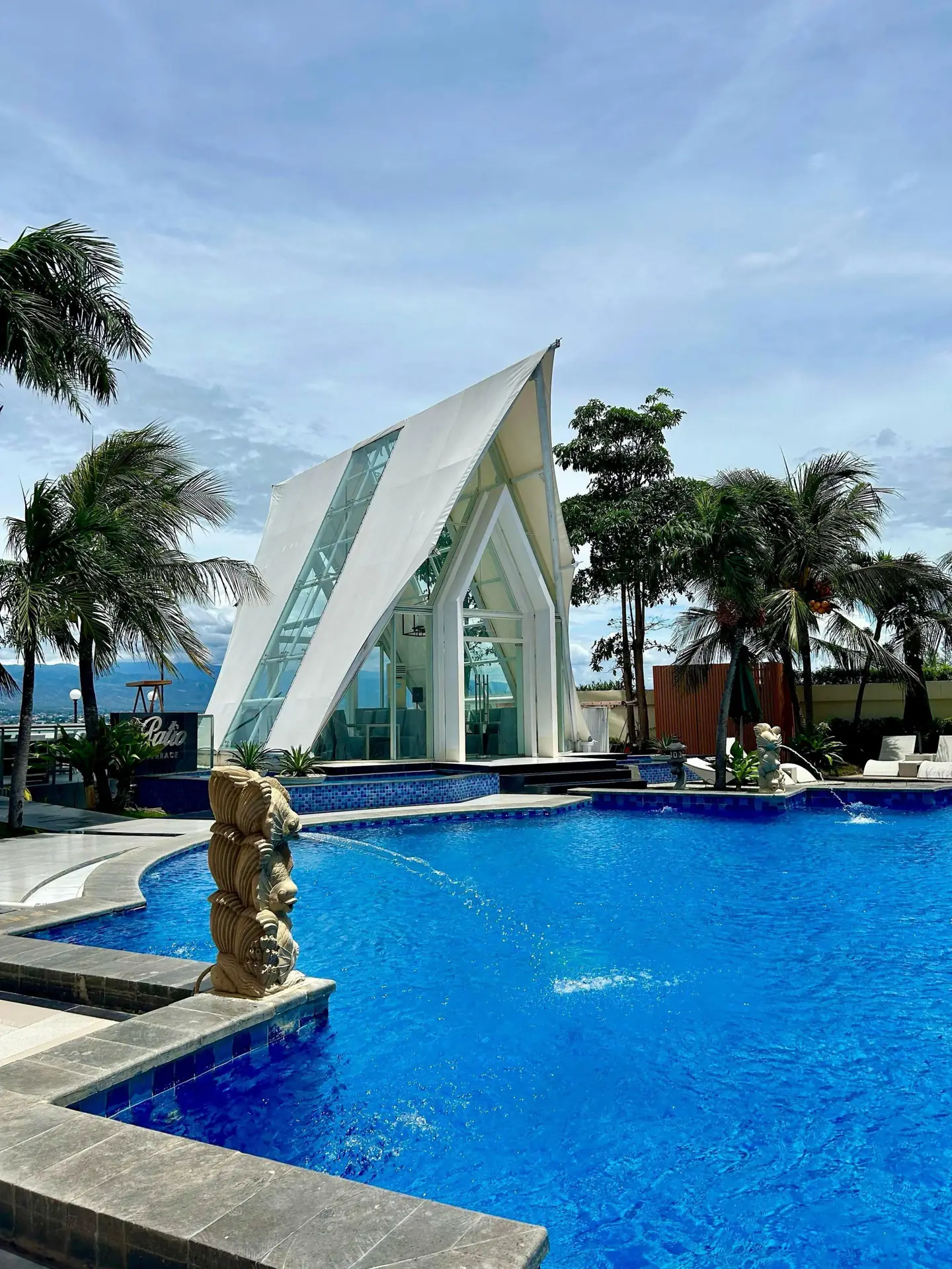 Kolam renang outdoor Swiss-Belhotel Silae Palu
