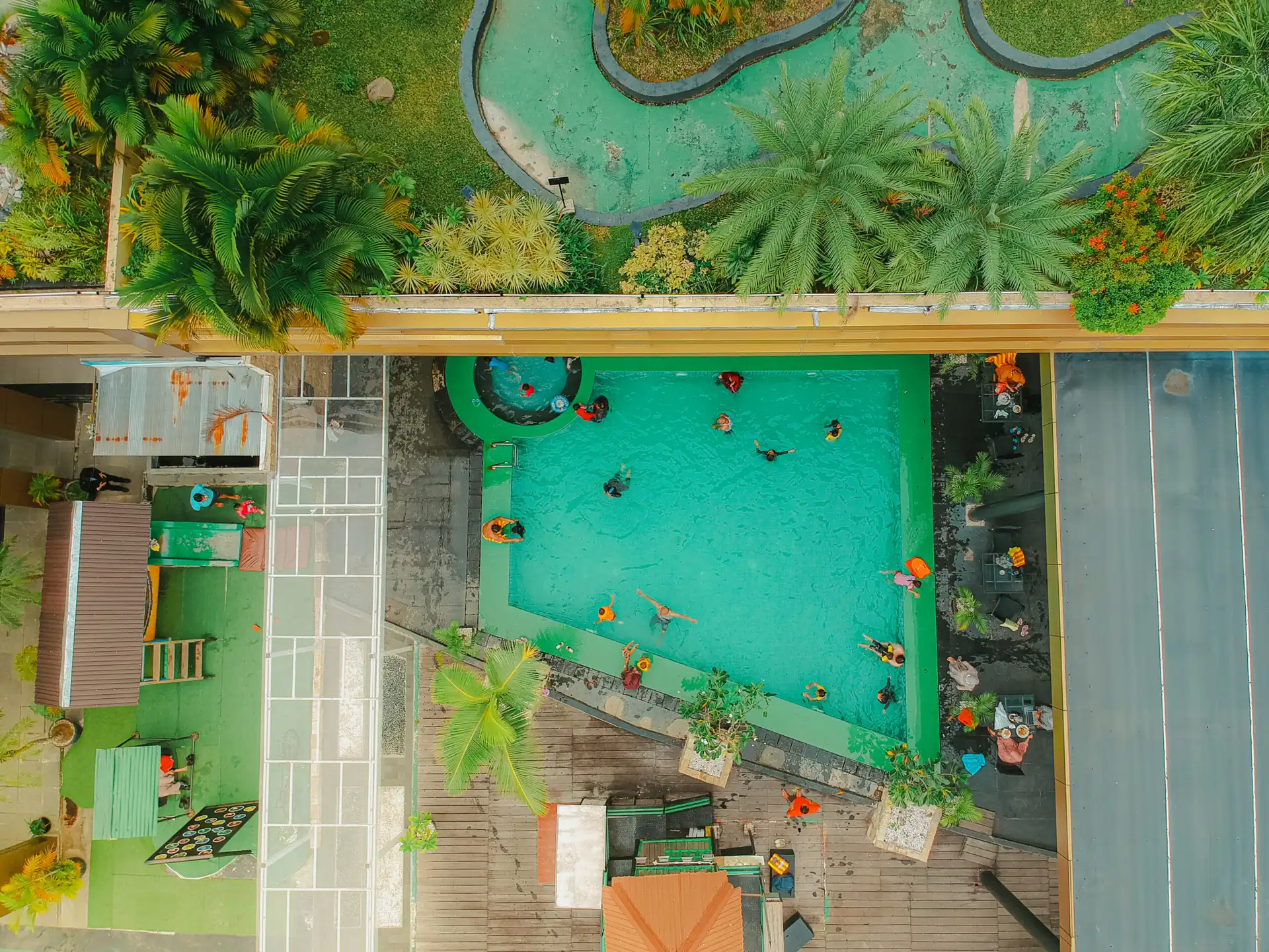 kolam renang Tanuhi Grand Qin Hotel Banjarbaru dilihat dari udara dengan kolam bulat kecil di sudutnya