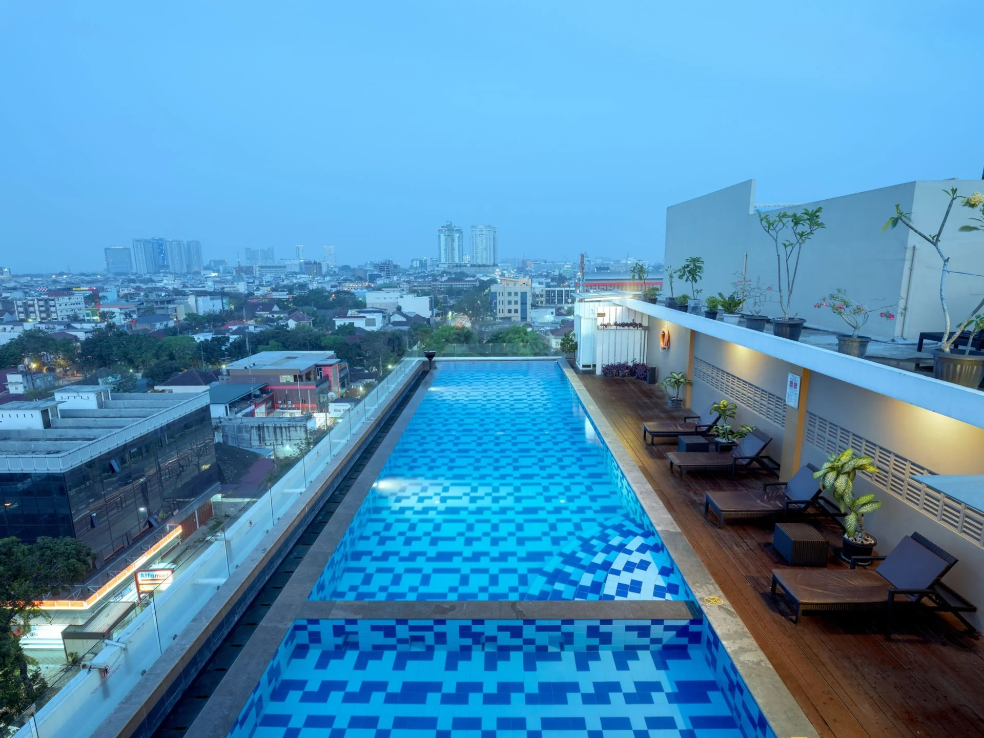 Kolam renang rooftop Swiss-Belinn Gajah Mada Medan dengan latar langit kota