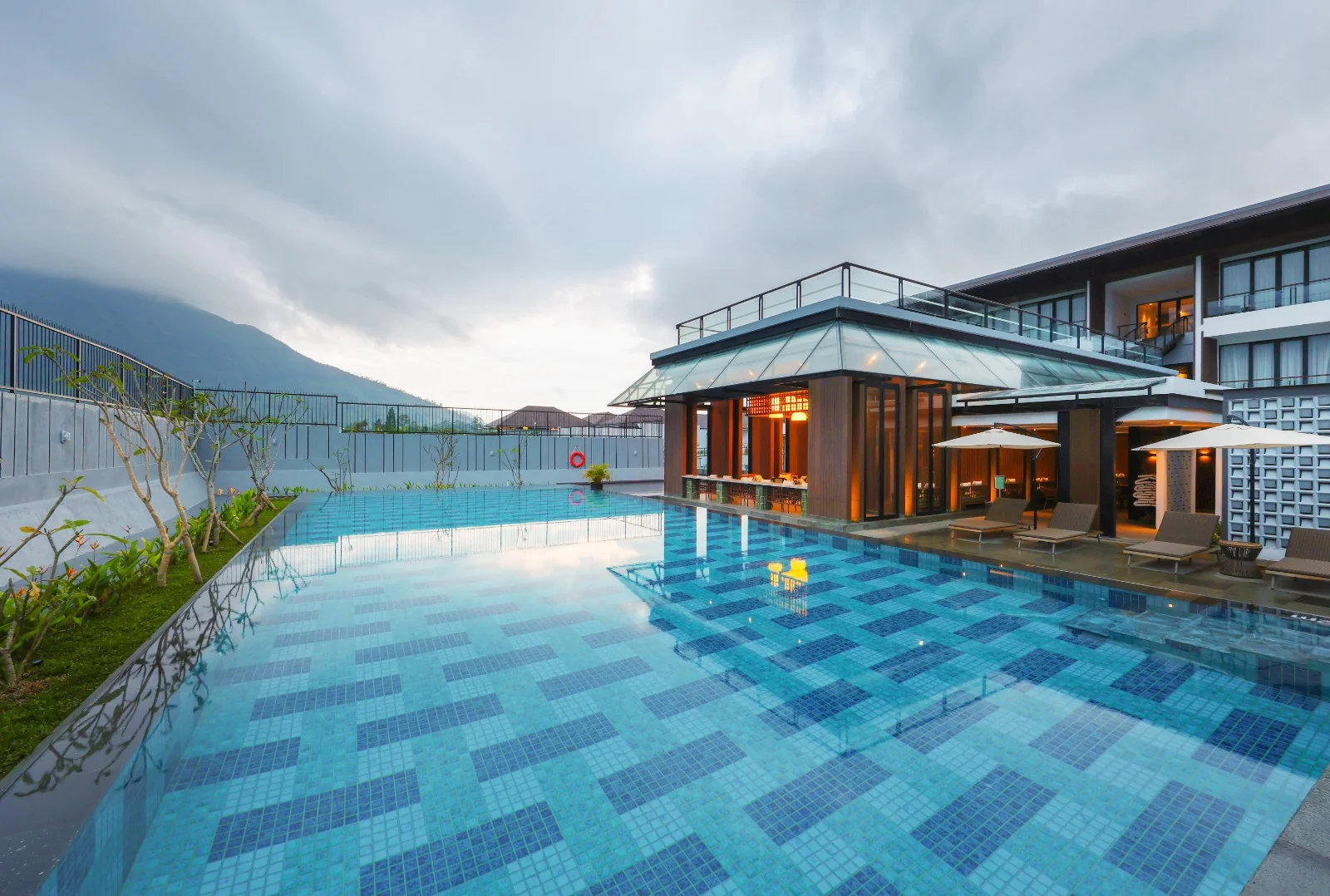 kolam renang Santika Premiere Garut berlatar gunung dan gedung hotel