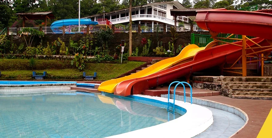 kolam dangkal dengan seluncuran merah dan kuning di Hotel Selabintana Sukabumi