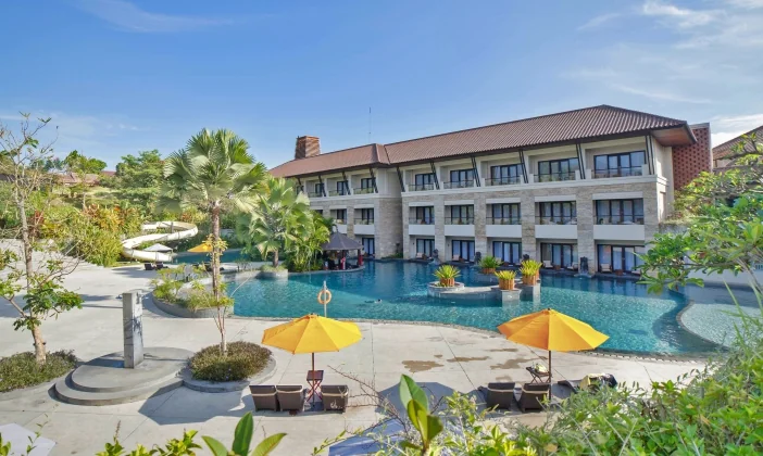 kolam laguna Tlogowangi The Singhasari Resort Batu dengan perosotan dan payung kuning