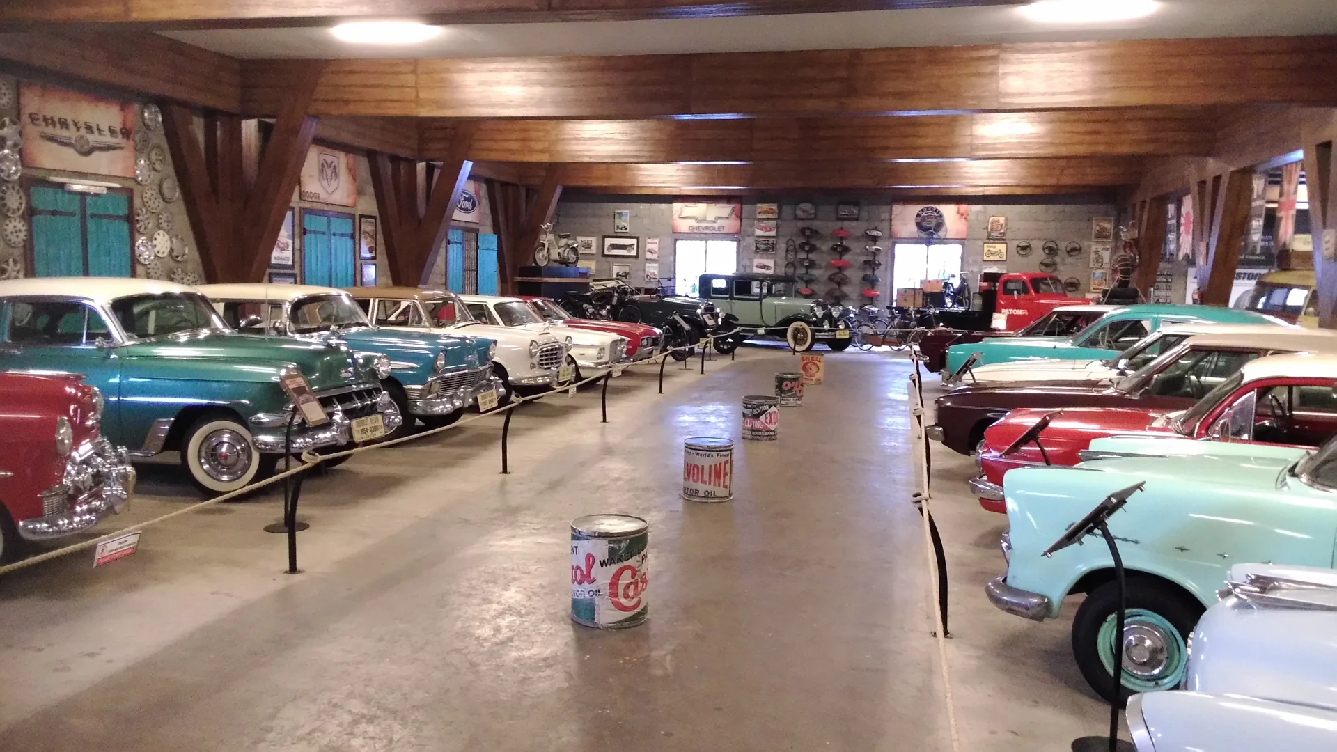 Deretan mobil klasik Amerika berwarna pastel di ruang pamer beratap kayu Museum Angkut, Batu