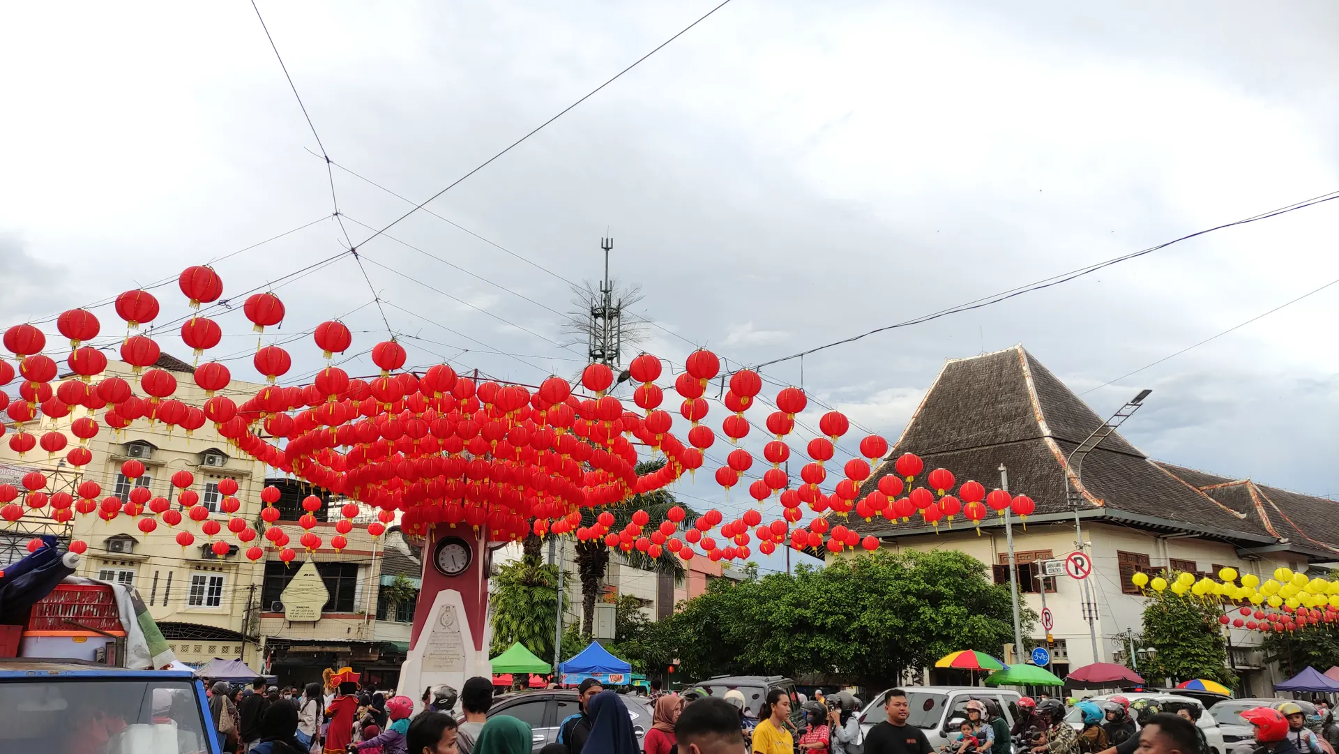 Ratusan lampion merah membentang di atas jalan dekat tugu jam Pasar Gede, Solo, saat perayaan Imlek 2574 Kongzili