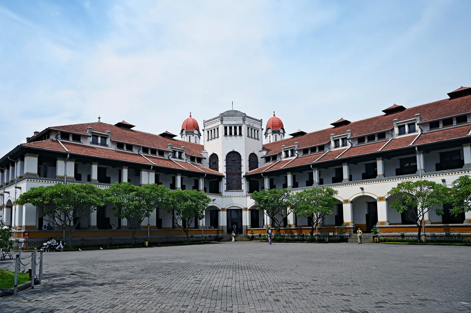 tampak depan Lawang Sewu dengan dua menara berkubah dan jendela lengkung