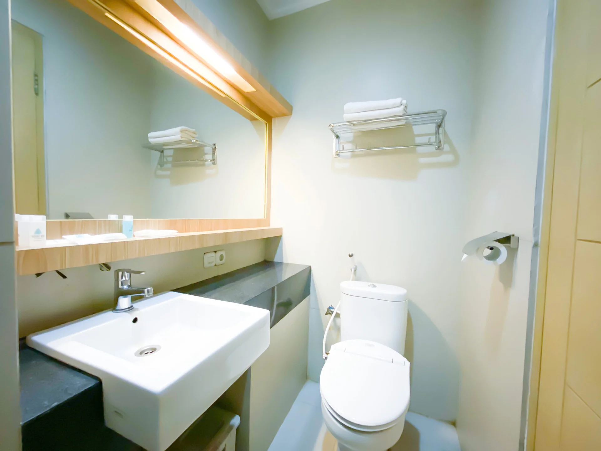 Kamar mandi dalam kamar Lembang Asri Resort dengan wastafel dan kloset