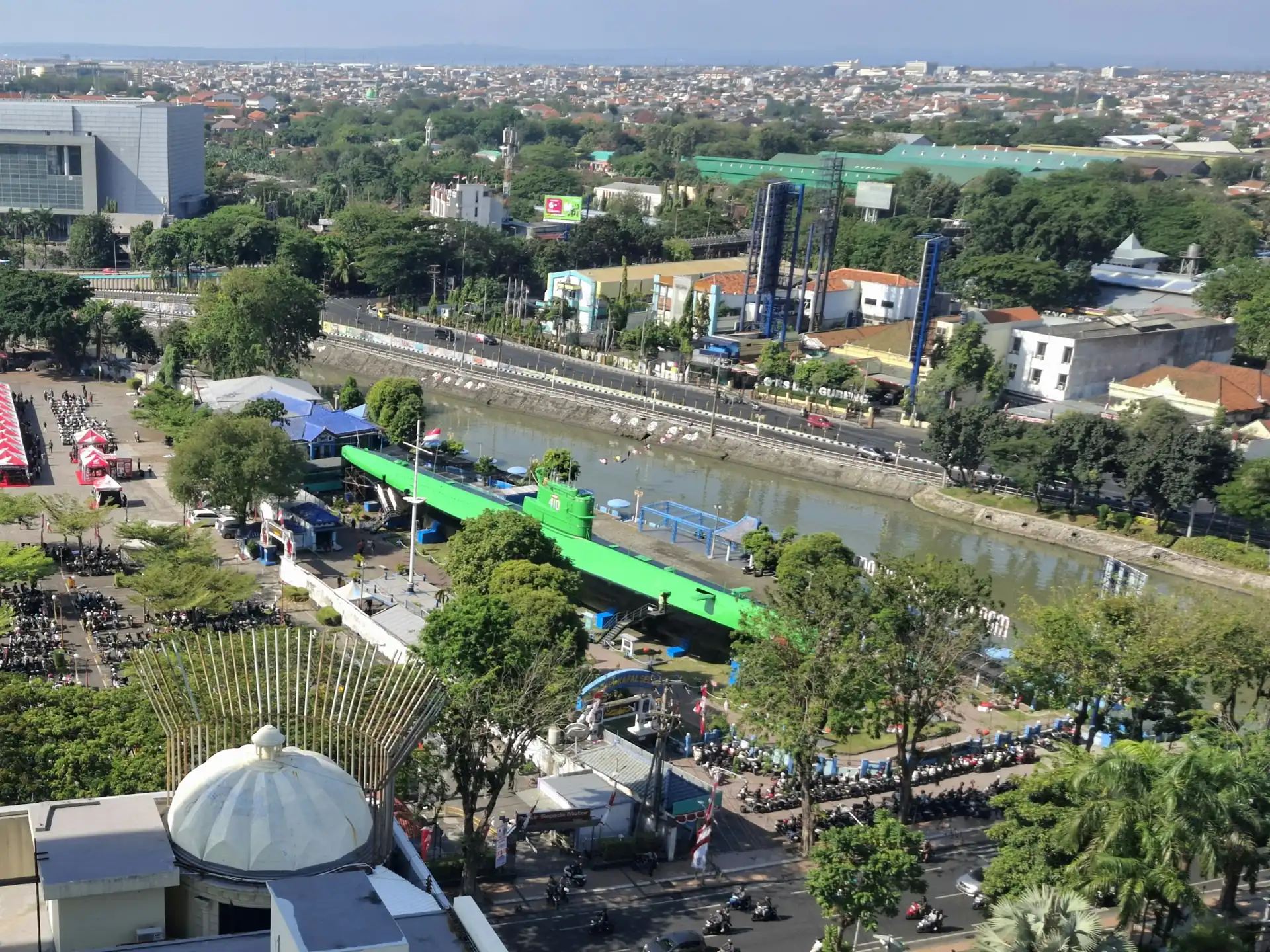 Kapal selam hijau Monumen Kapal Selam di tepi Kalimas Surabaya dilihat dari ketinggian