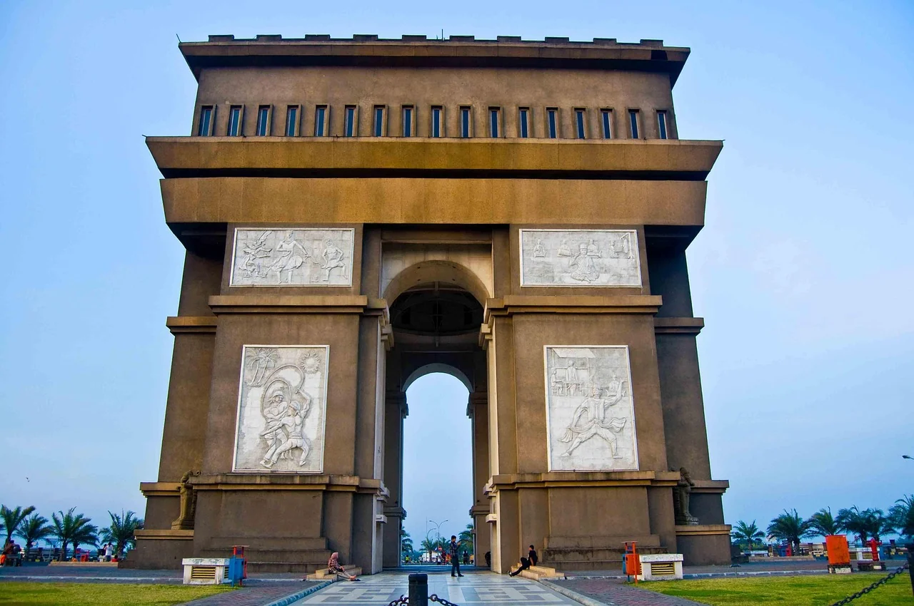 Monumen Simpang Lima Gumul Kediri dikelilingi persimpangan lima jalan