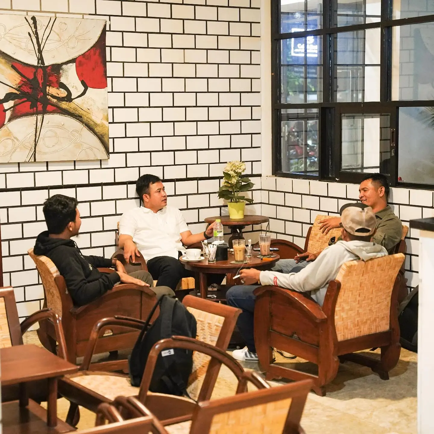 Pengunjung duduk di kursi rotan MUG Authentic Coffee Atjeh