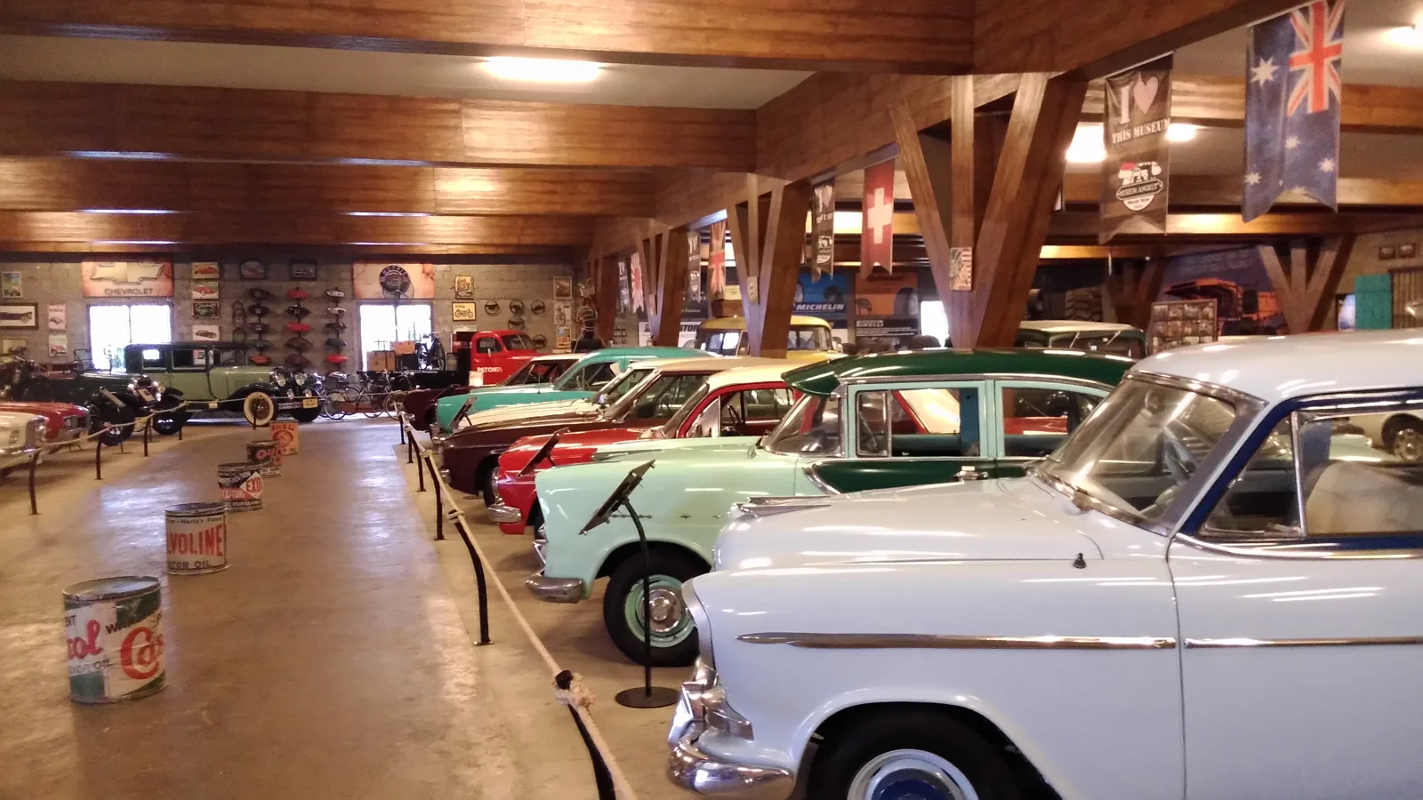 Deretan mobil klasik era 1950-an di bawah langit-langit kayu di dalam Museum Angkut, Kota Batu
