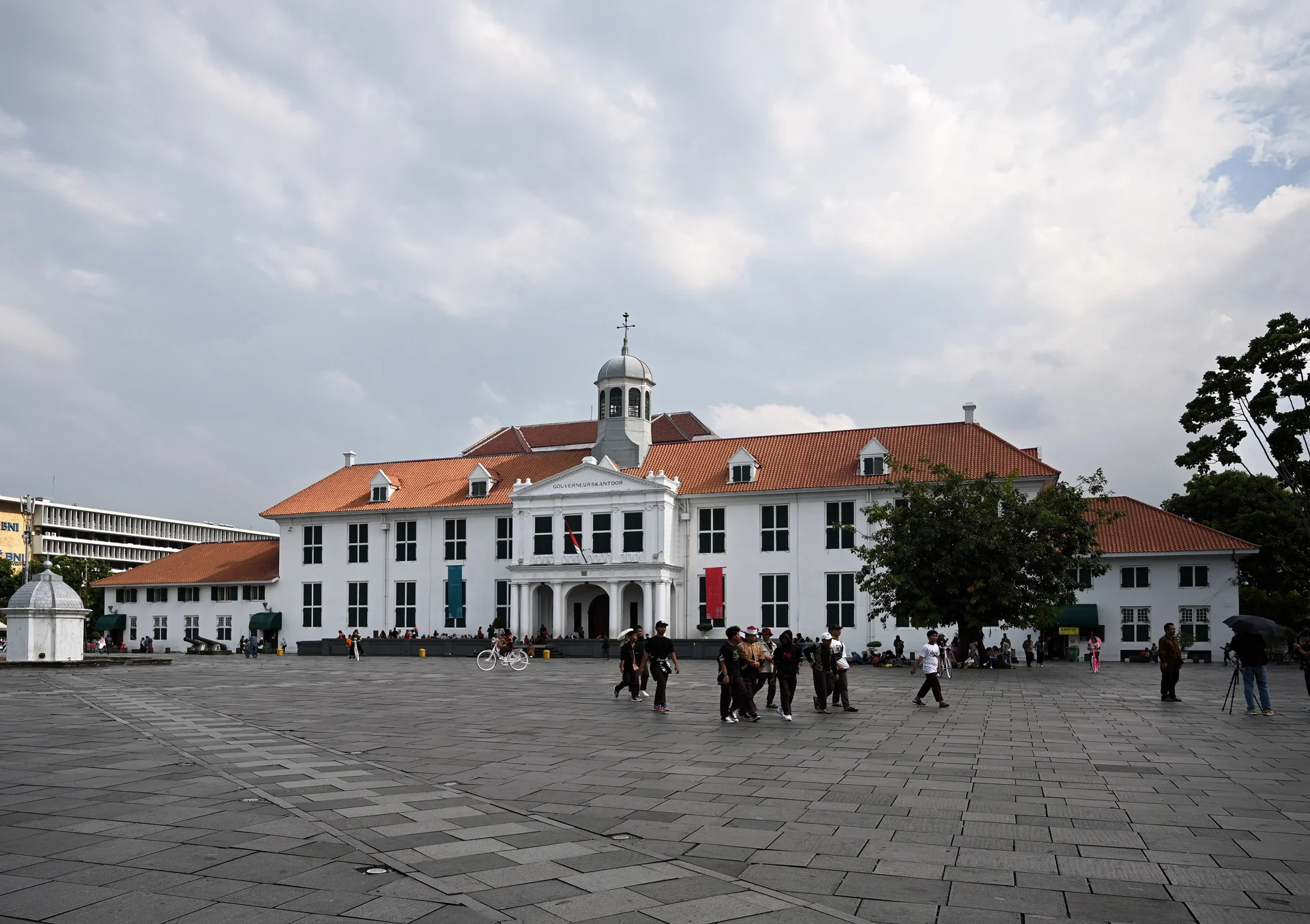 Gedung putih Museum Sejarah Jakarta (Museum Fatahillah) beratap merah dengan menara lonceng di Taman Fatahillah, Kota Tua