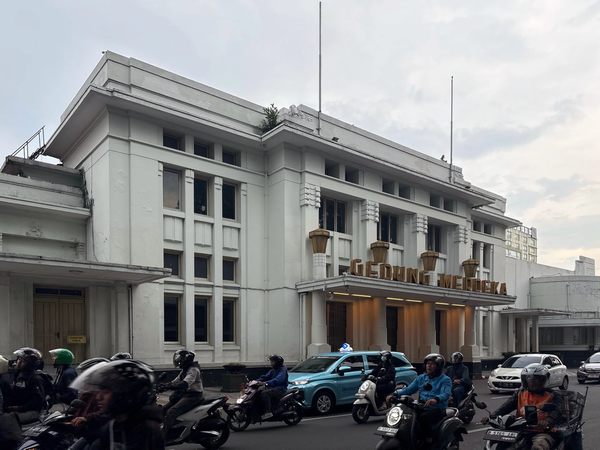 fasad putih Gedung Merdeka bertuliskan GEDUNG MERDEKA di Jalan Asia Afrika Bandung
