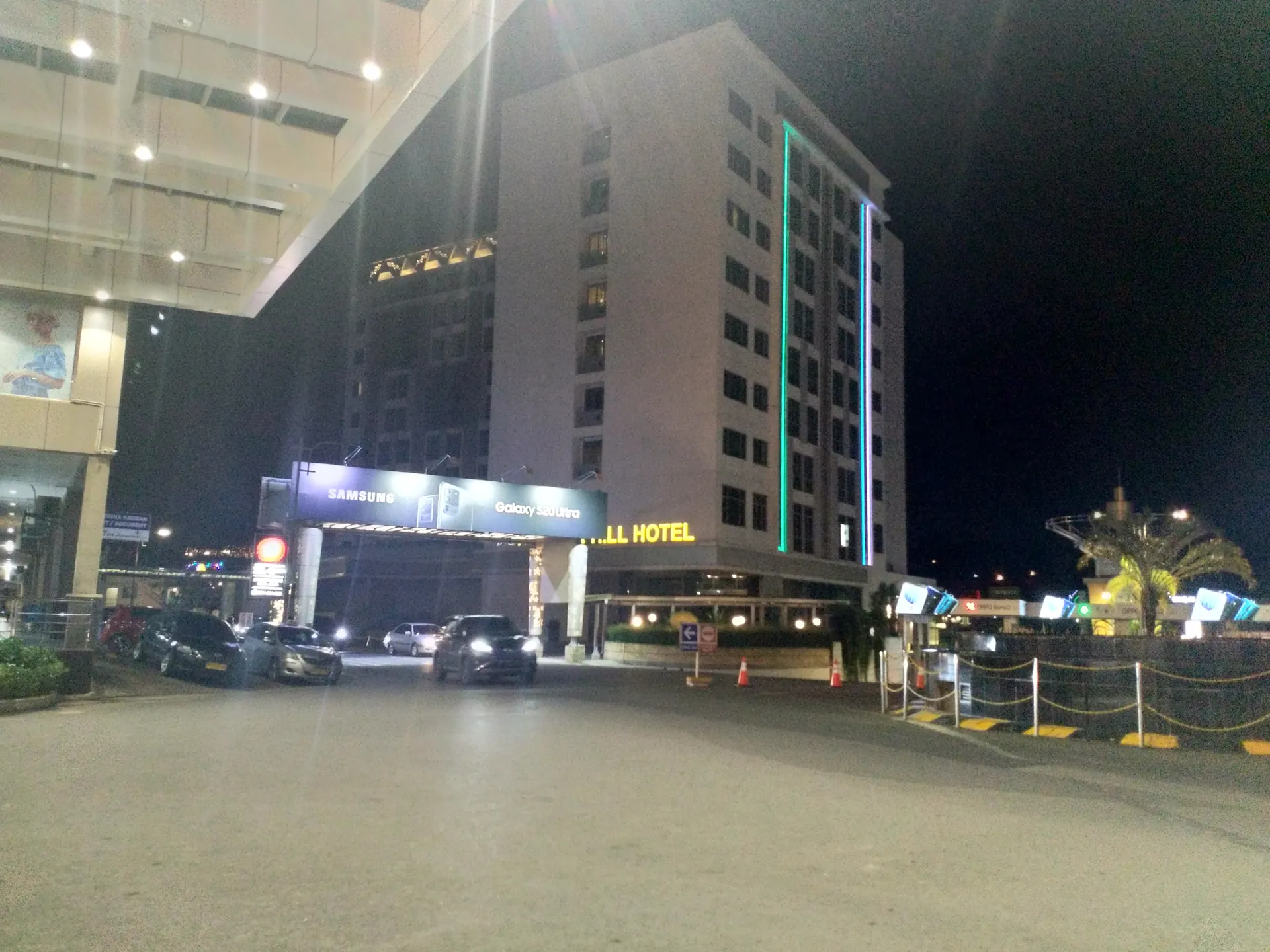 Gedung hotel dan pintu masuk kompleks Nagoya Hill, Batam, pada malam hari